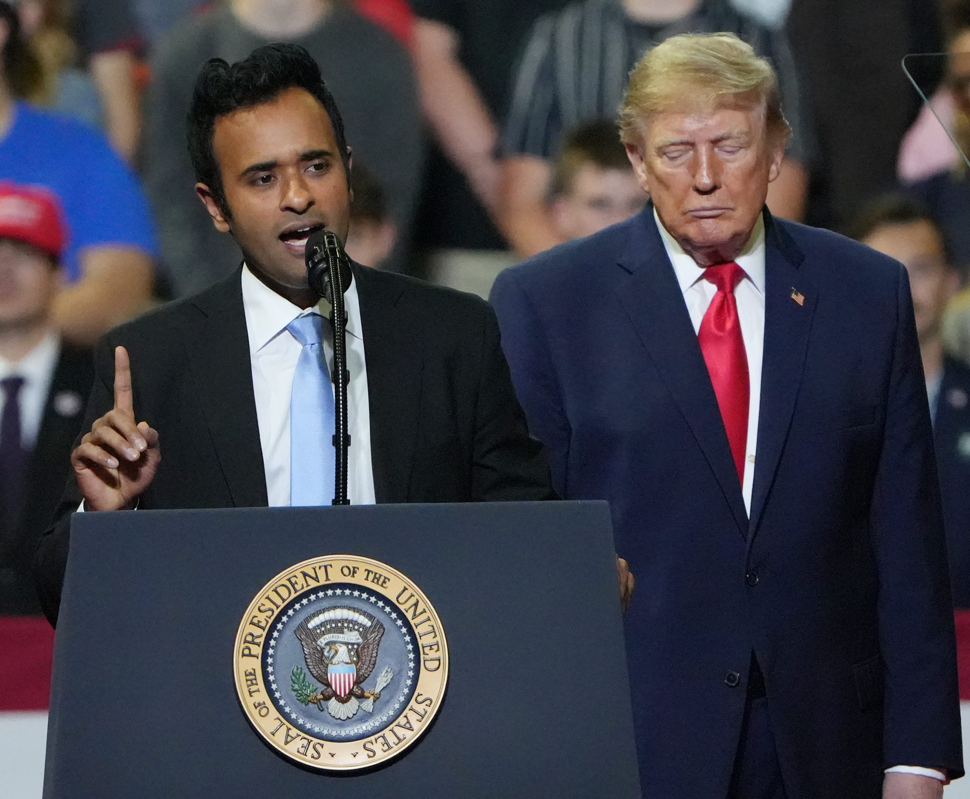 Trump slams Democrats as communists in Youngstown election rally