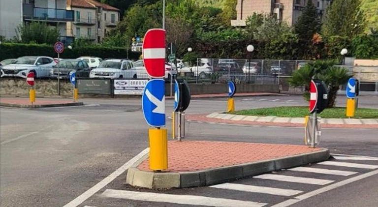 Baronissi. Raid nella notte, danneggiata l'intera segnaletica stradale: l'ira del sindaco: «Accertamenti in corso»