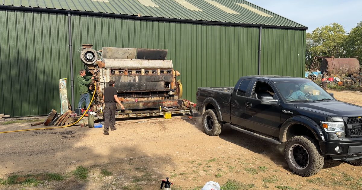Pour réveiller ce moteur de 102,4 litres, il a fallu tirer dessus avec ...