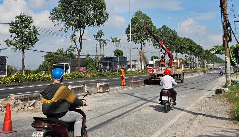 Xe đầu kéo container 'cày nát' dải phân cách ở cửa ngõ TPHCM