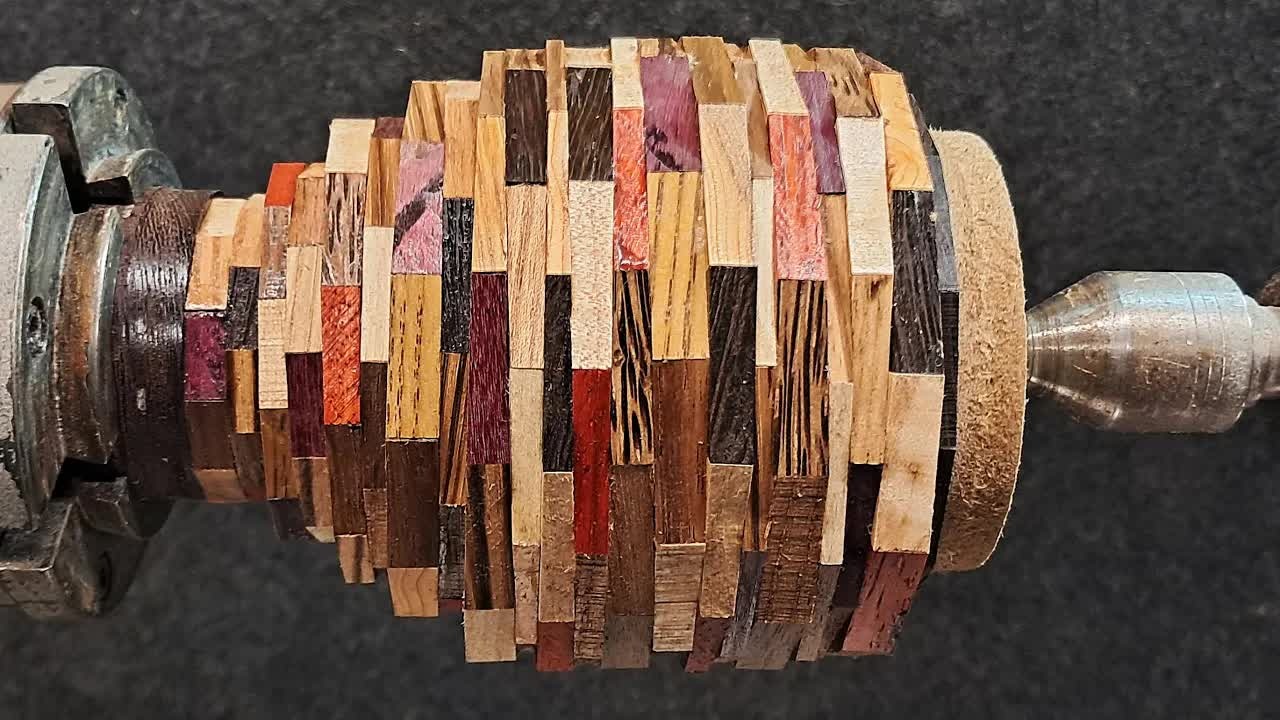 Dozens of wood scraps went onto the lathe - the result was pure chaos