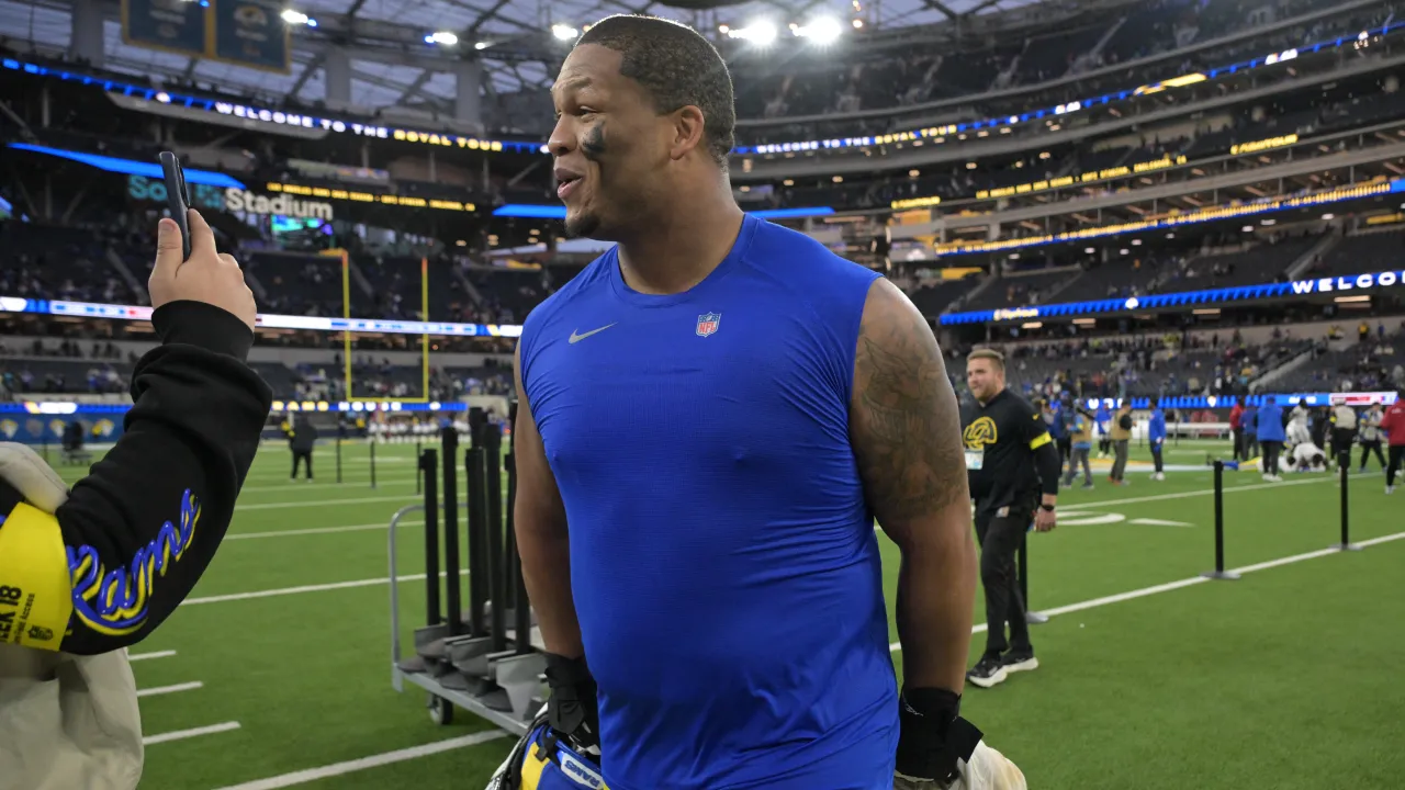 Rams' Alaric Jackson punches Bills' Bradley Chubb on the field after ...