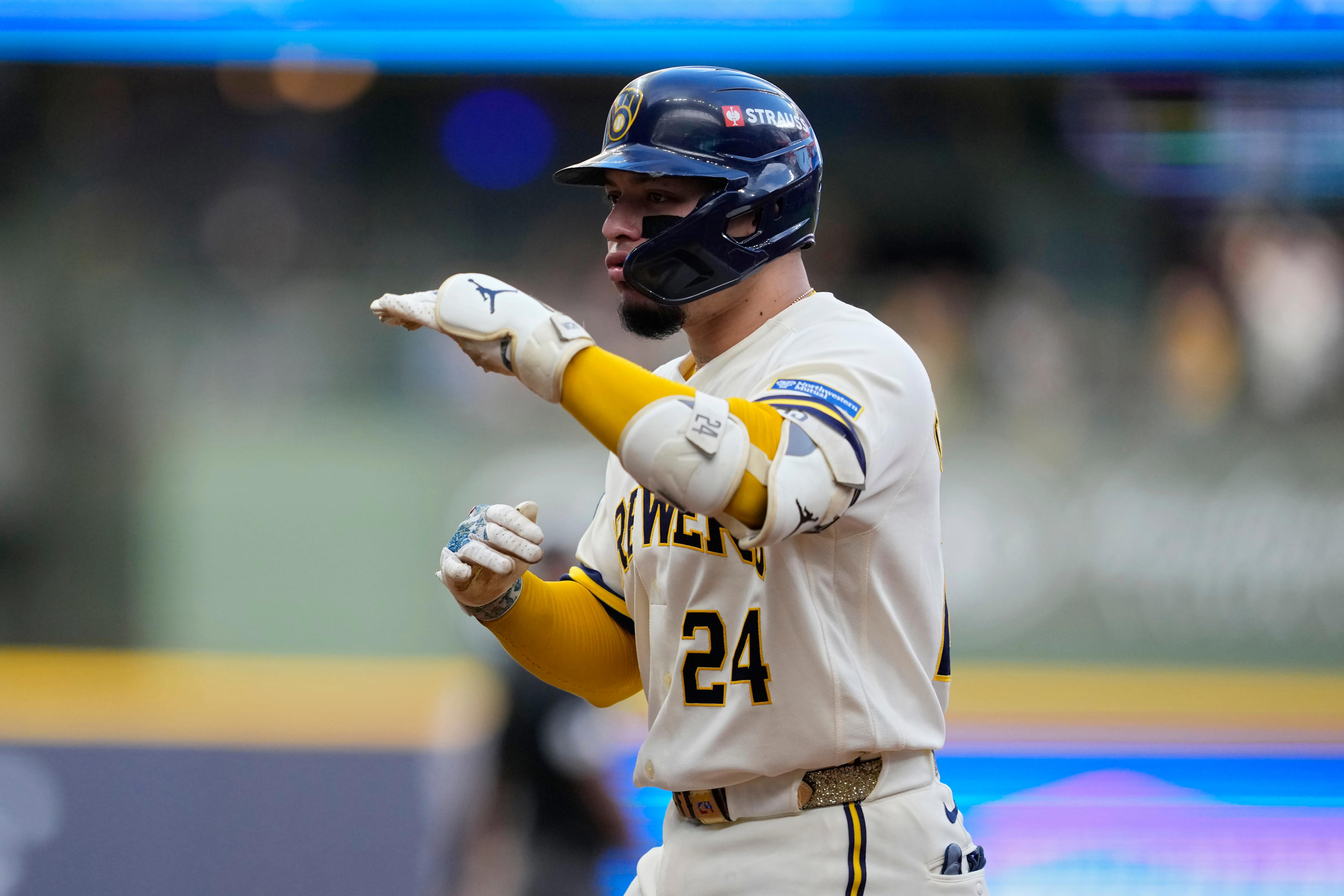 William Contreras hits HR vs. Dodgers, ties up NLCS game 2 in fifth inning