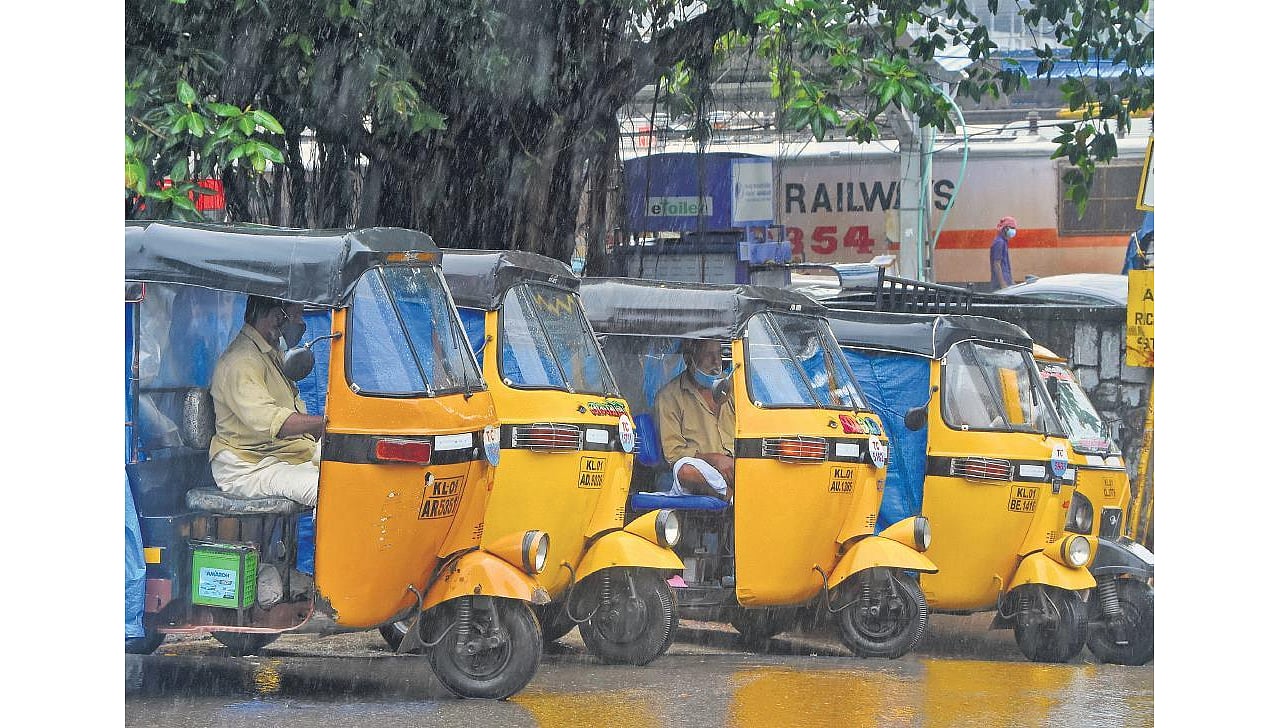 Auto drivers to take out candlelight march for fare hike from Egmore to ...