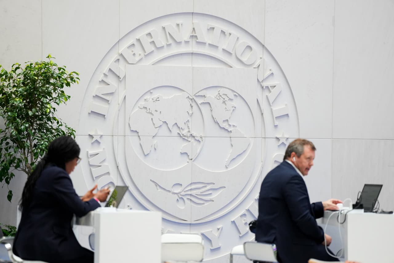 IMF keeps global economy growth target unchanged but warns resilience under strain