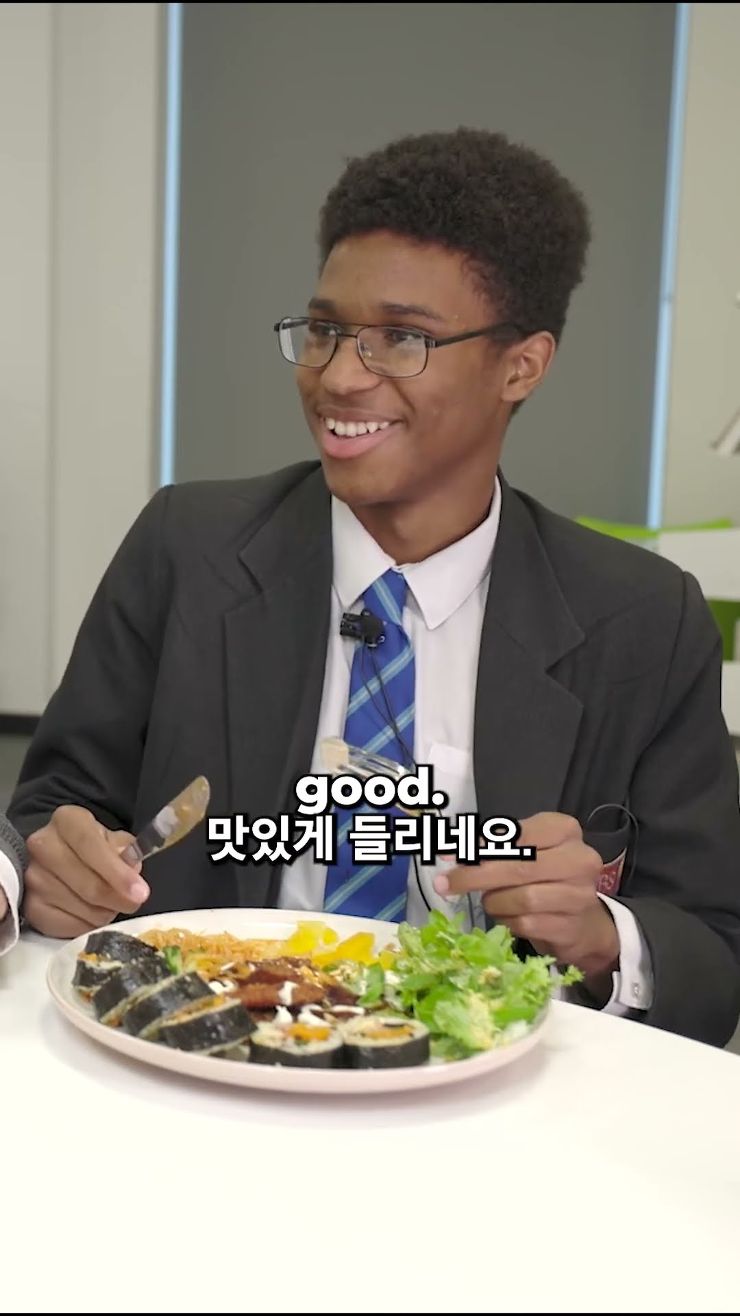 Trying kimbap with spicy tteokbokki sauce: Korean food taste test!