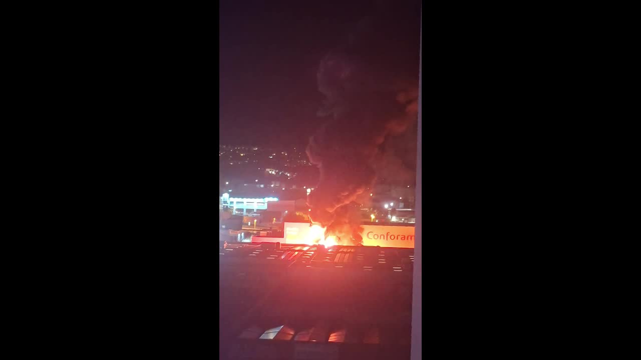 Fire destroys two trucks and a car near commercial stores in Benidorm ...