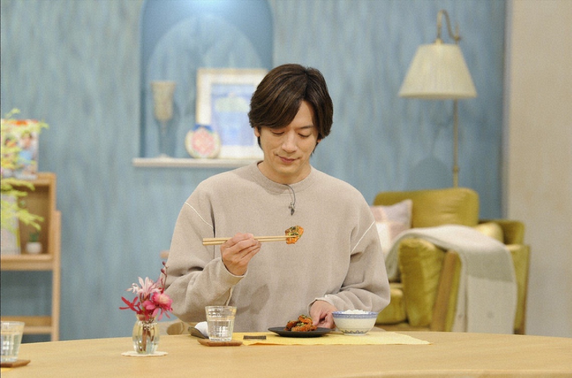 ＜DAIGO＞「甘さと辛さの両方がドンときます」と太鼓判 「鮭の甘辛焼き」を作る 「DAIGOも台所」で