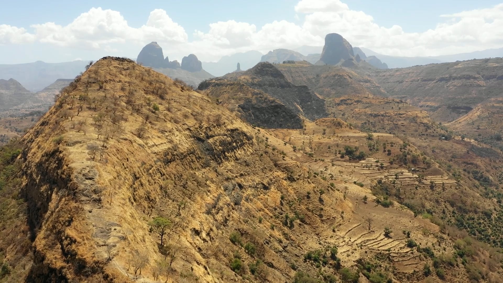 Simien-vuoret, Etiopia: Drooni liitää ylämaan kallioiden yli