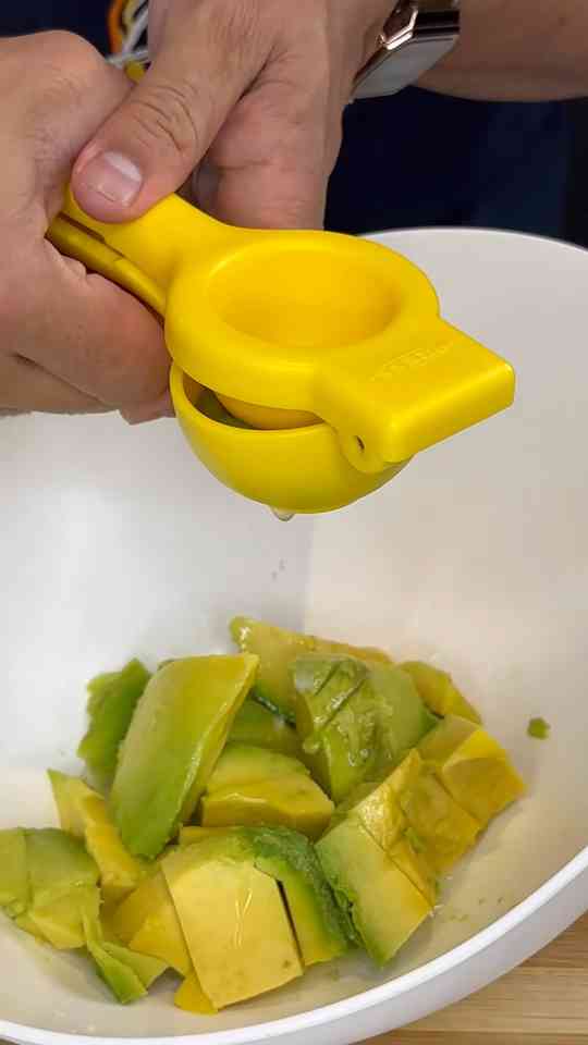 Reina pepiada, una arepa rellena de pollo y aguacate