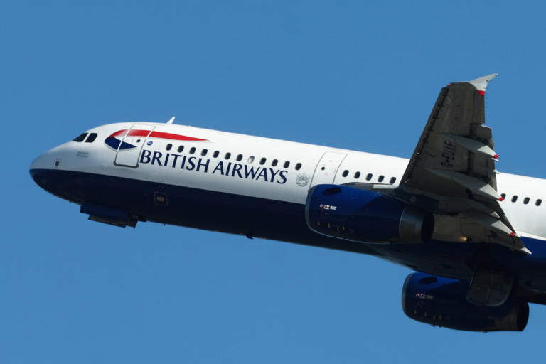 Plane from Gatwick U-turns after emergency declared over cracked window