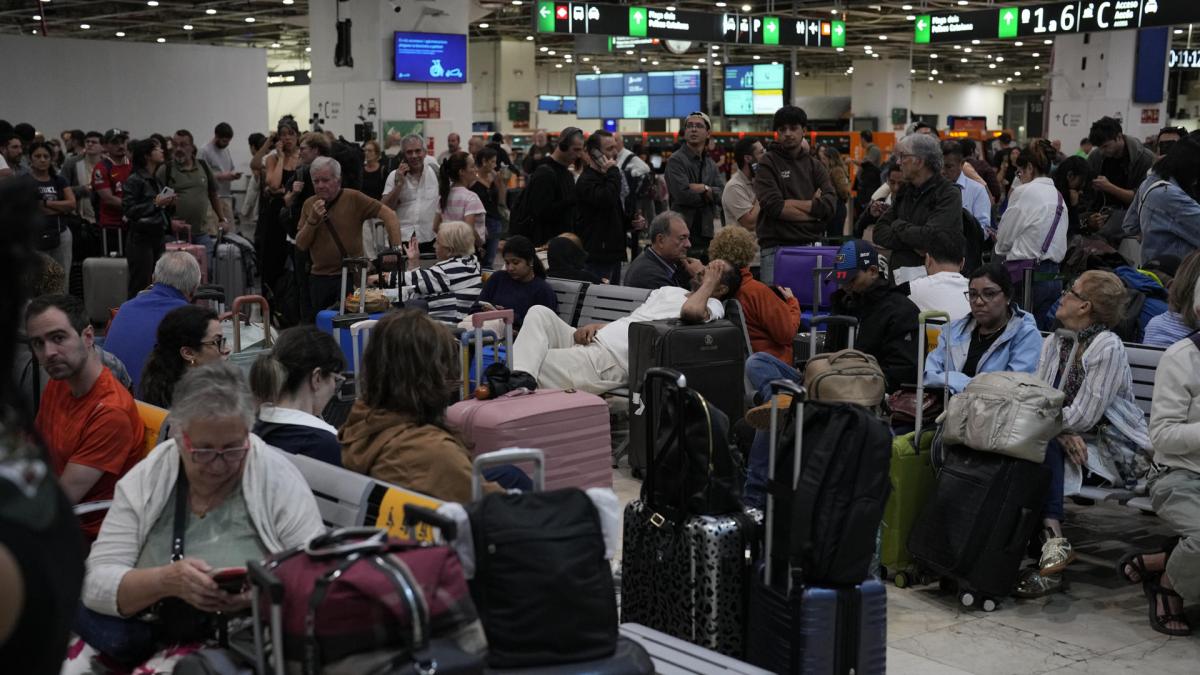 Aglomeraciones en la estación de Sants de Barcelona por los retrasos en ...
