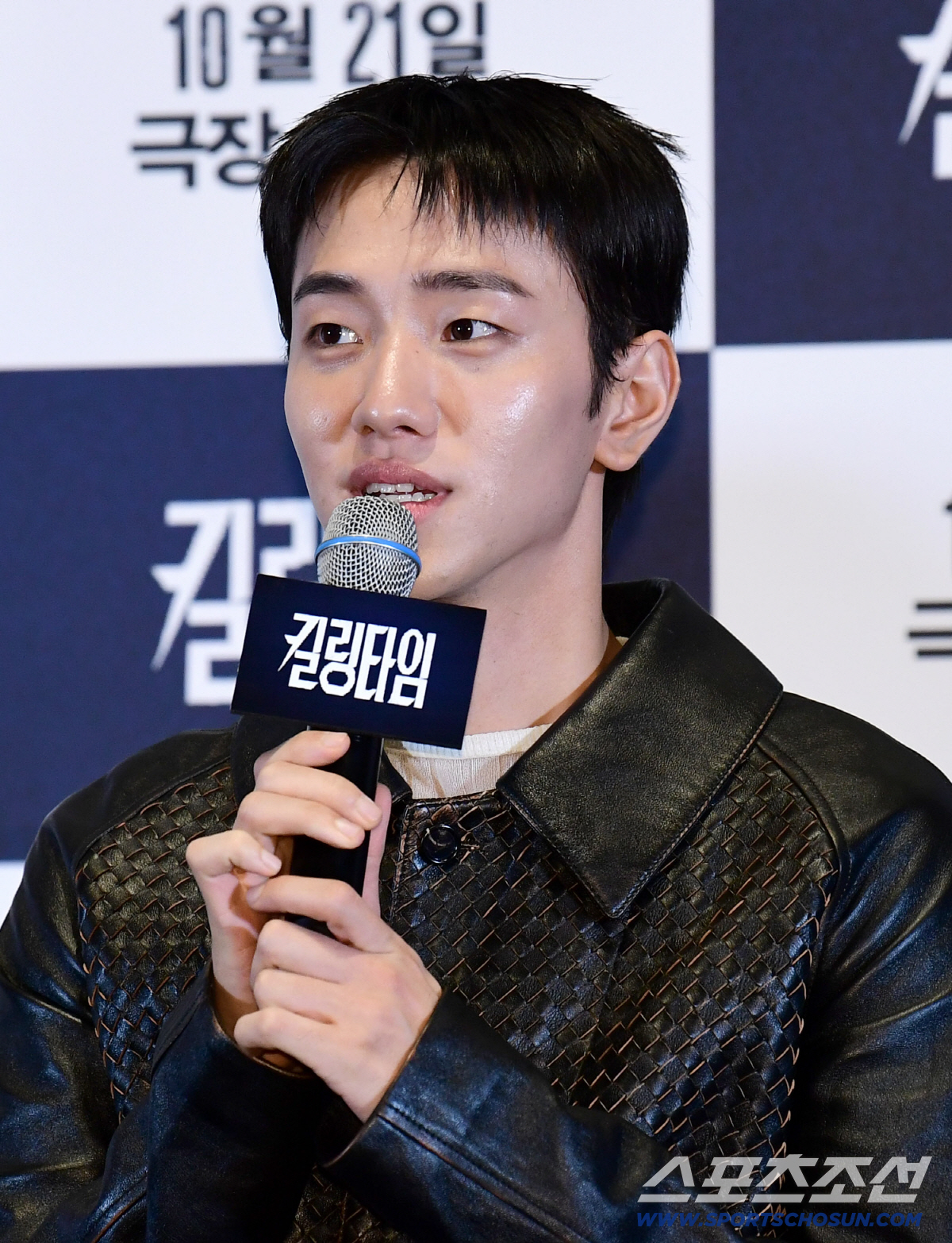 Nam Yoon-su talks about the film with a serious expression