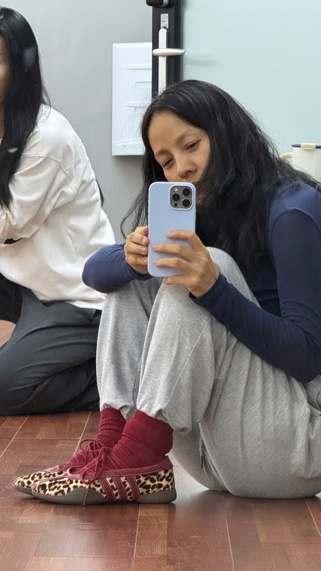 Lee Hyori’s awkward look: gray tracksuit, red socks and leopard-print ...