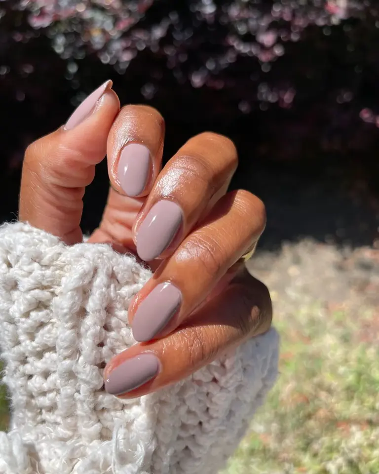 5 fall nail colors για μια ρομαντική, μυστηριώδη διάθεση