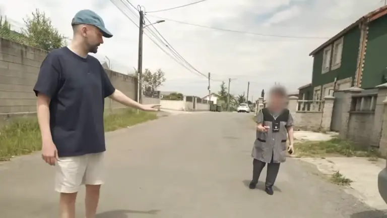 Tiran piedras al Xokas en un pueblo de Galicia: 