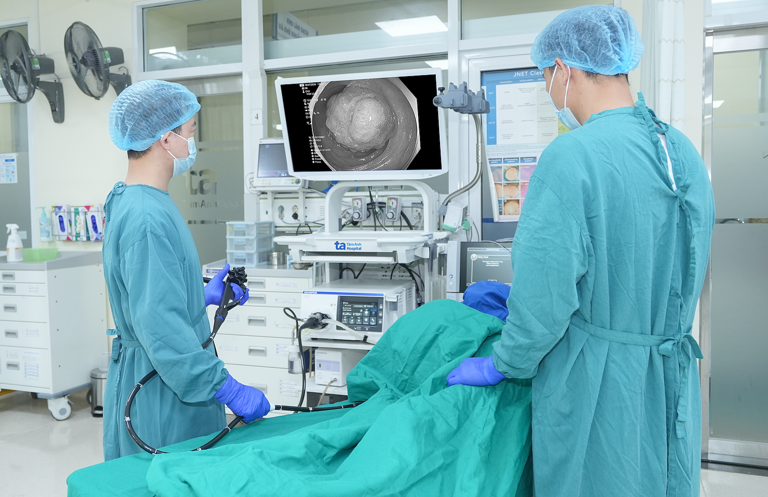 Polyp lấp gần kín lòng đại tràng người đàn ông