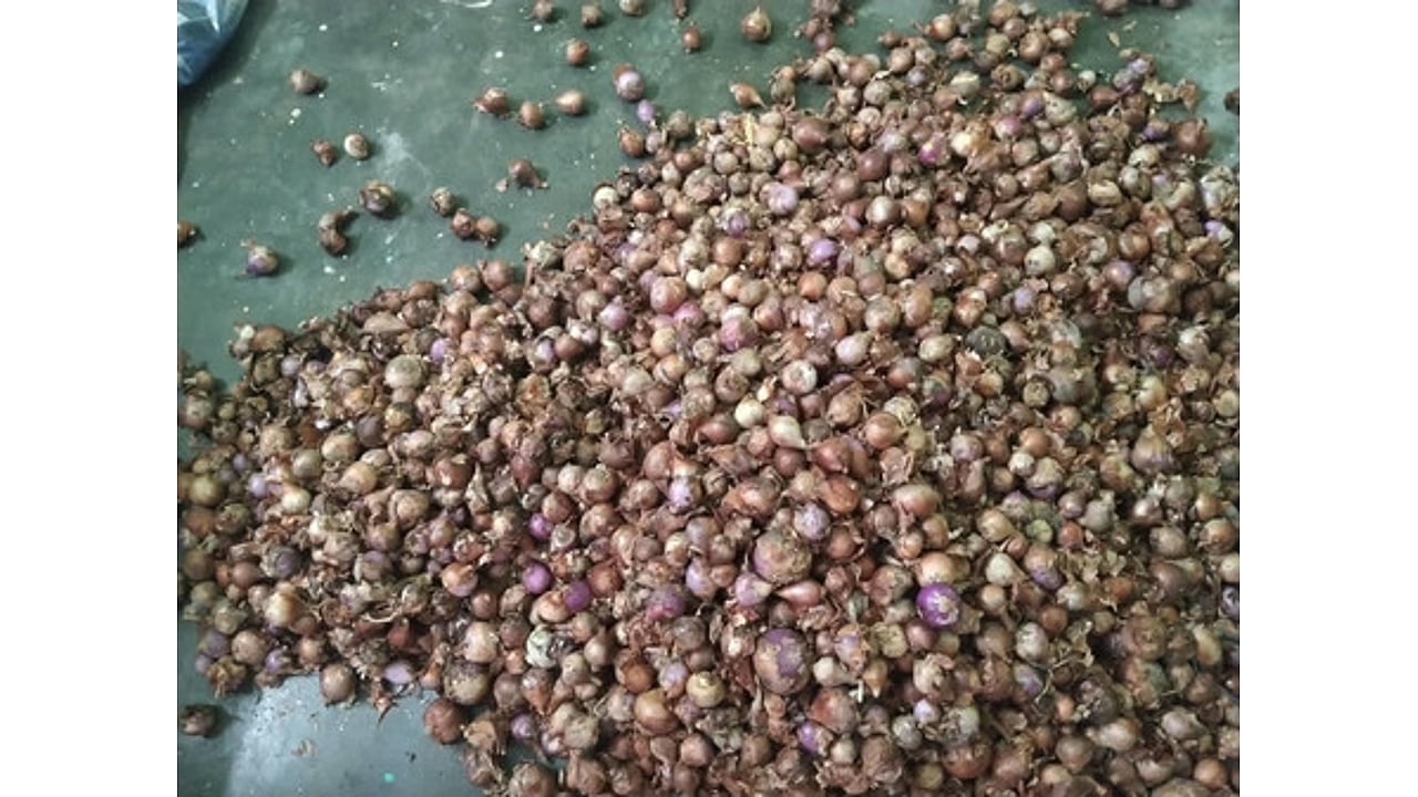 Rotten onions found in ration shops in Madurai