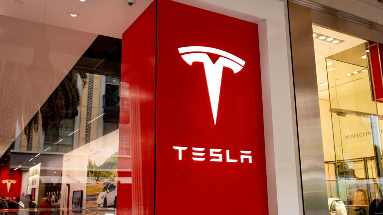 Tesla’s new Roadster goes on public display for four days as questions ...