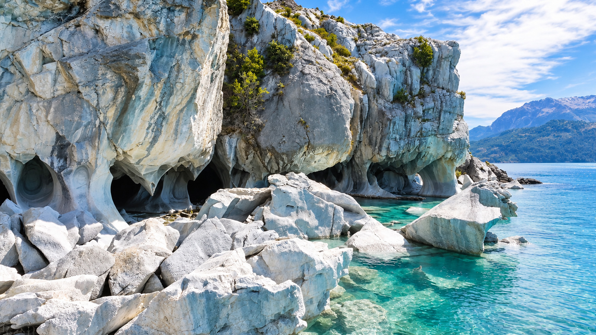 Falésias gigantes de mármore branco ao longo do lago azul da Patagônia