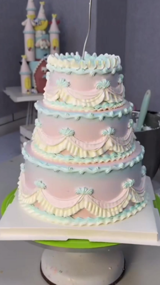 Vintage cake decorating tutorial that feels timeless and elegant