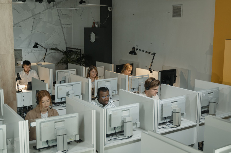 Employeurs à la traîne, salariés débordés : au travail, l'IA s'utilise ...