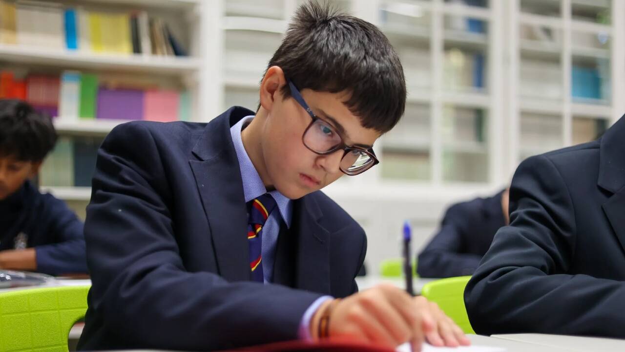 UK's Winchester College ditches classroom screens for pen and paper ...