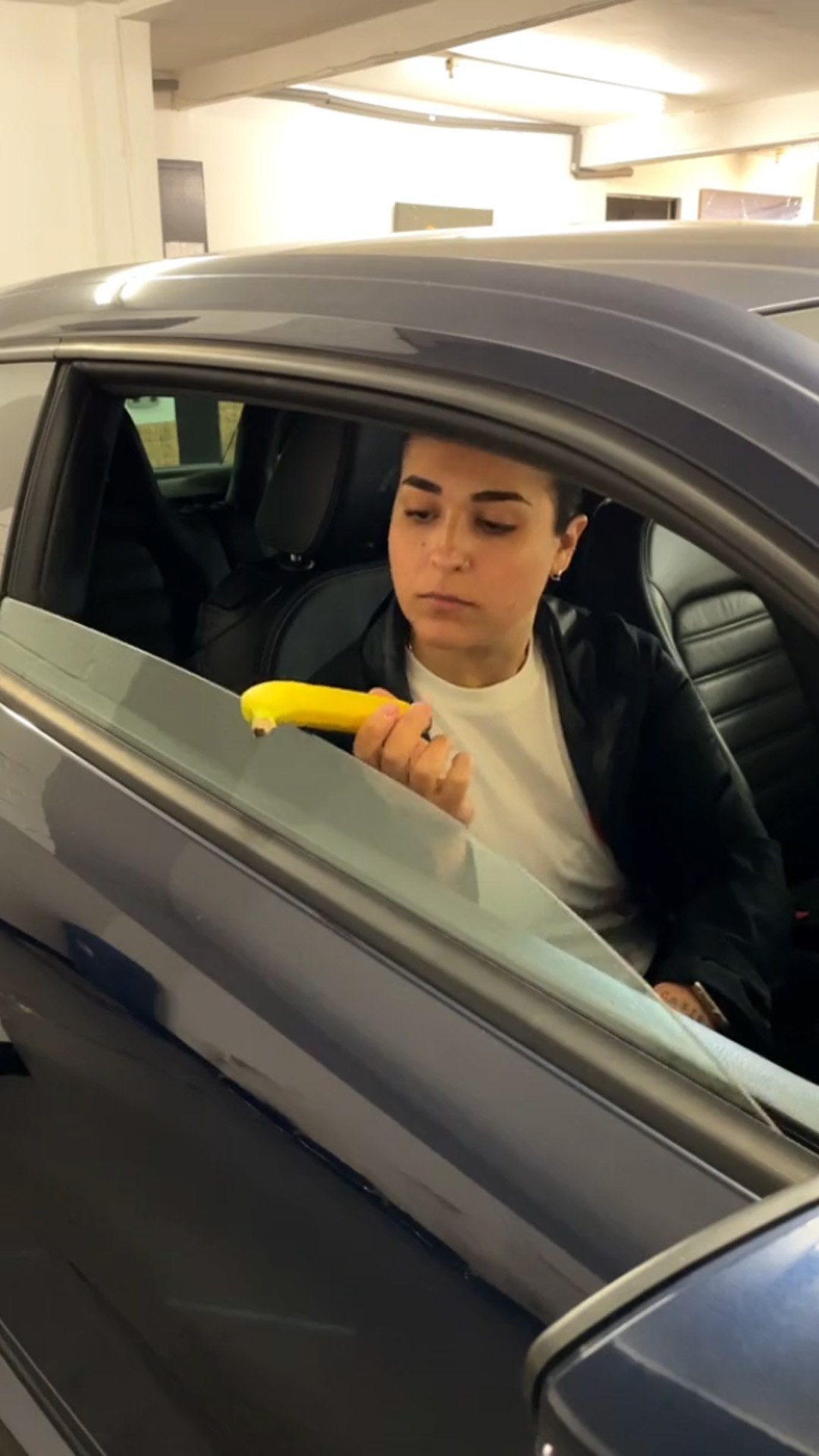 Testing what the Volkswagen Scirocco window can crush