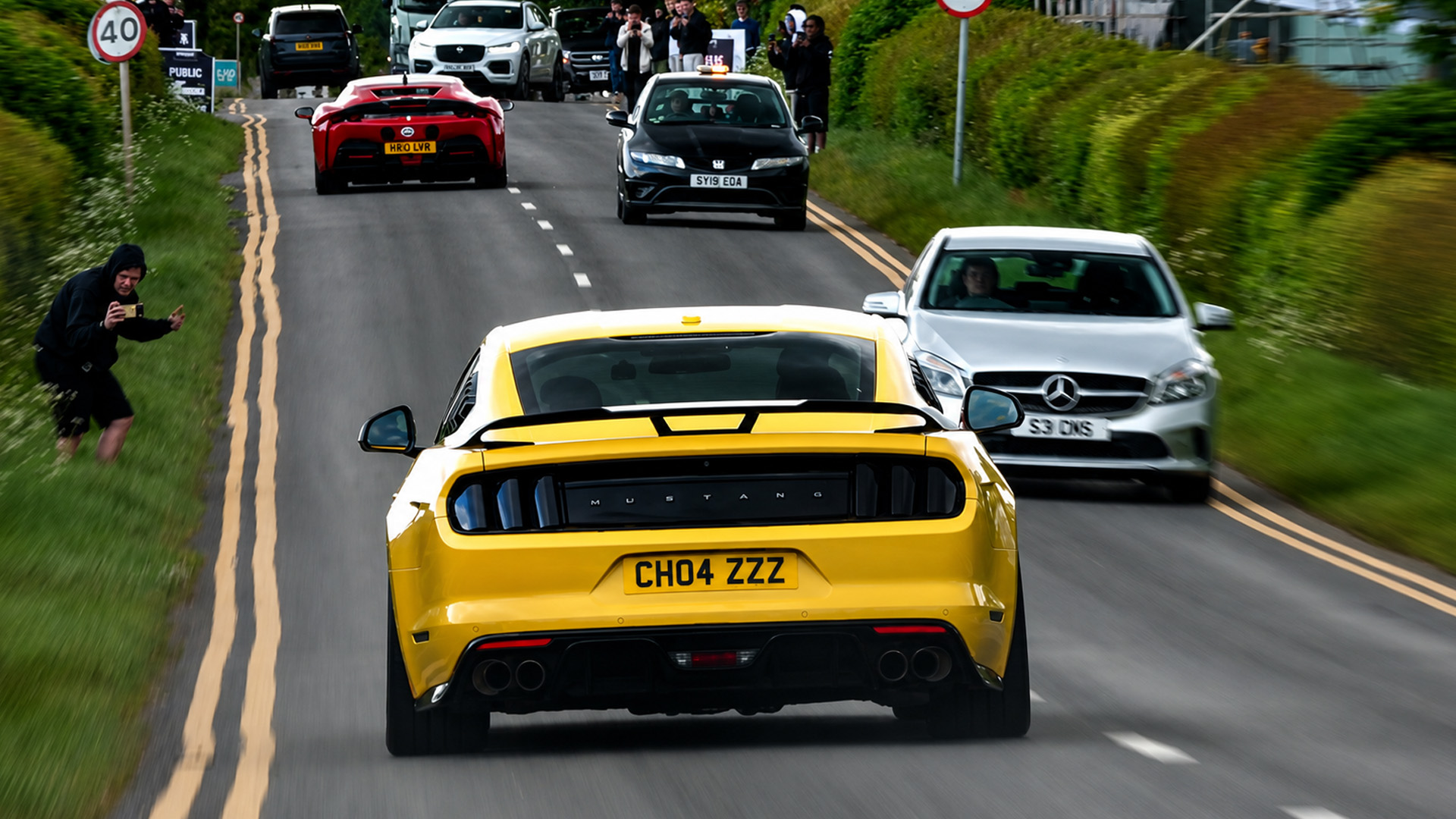 Dieser Ford Mustang zeigt seine Muscle-Car-Power auf der Straße
