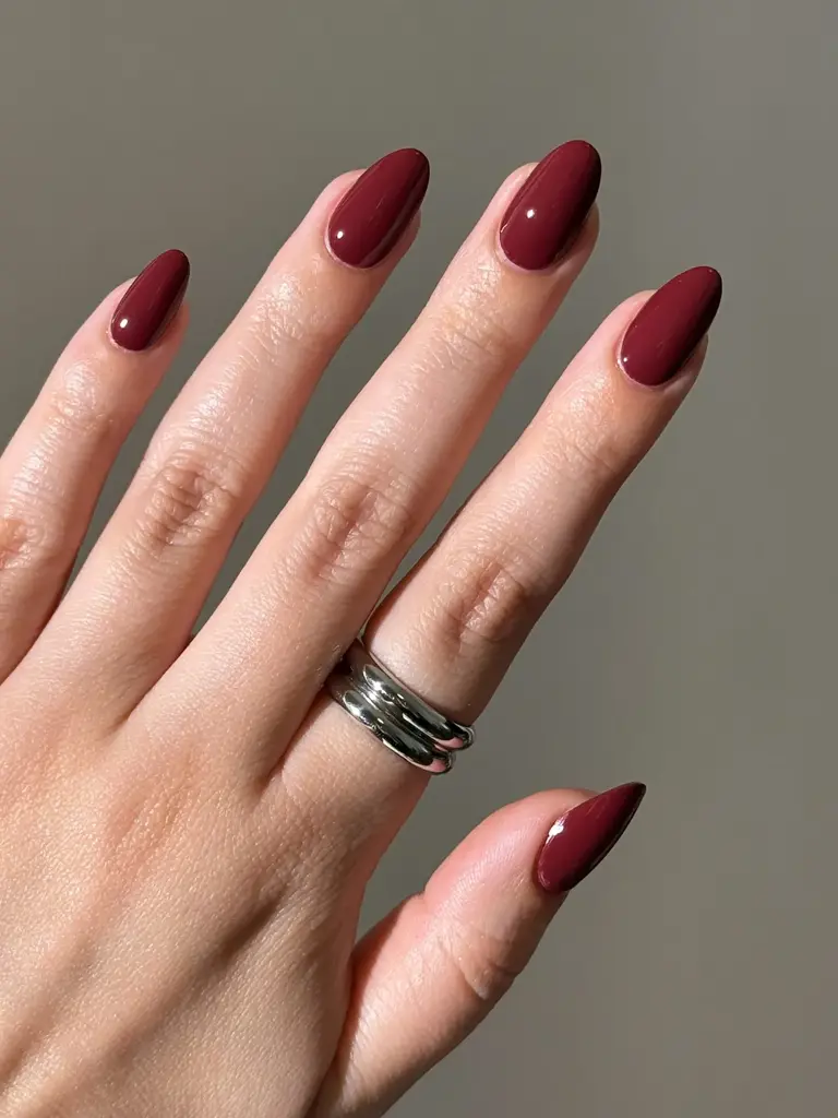 5 fall nail colors για μια ρομαντική, μυστηριώδη διάθεση