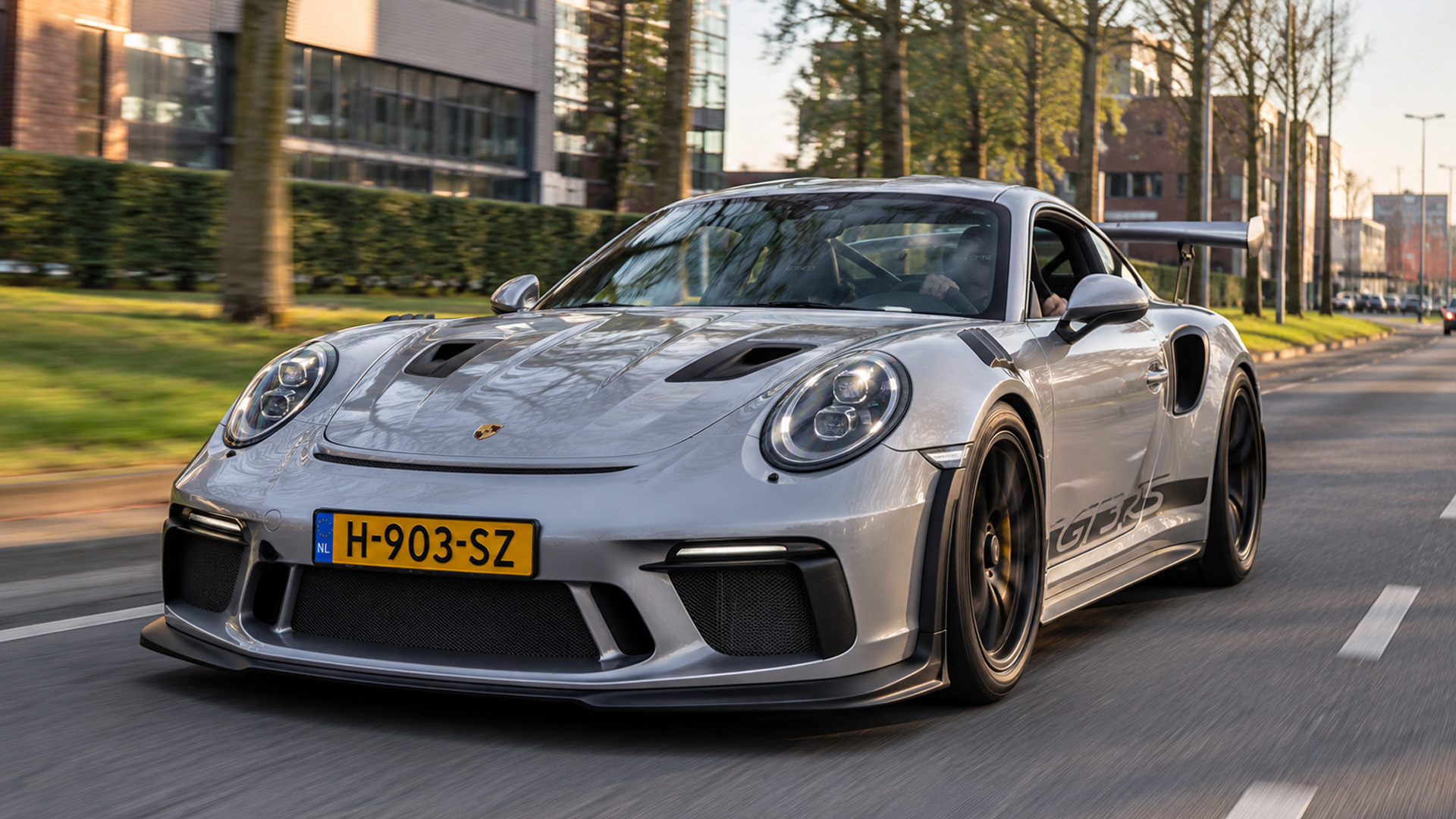 518 HP Porsche 911 GT3 RS accelerates with flat-six power
