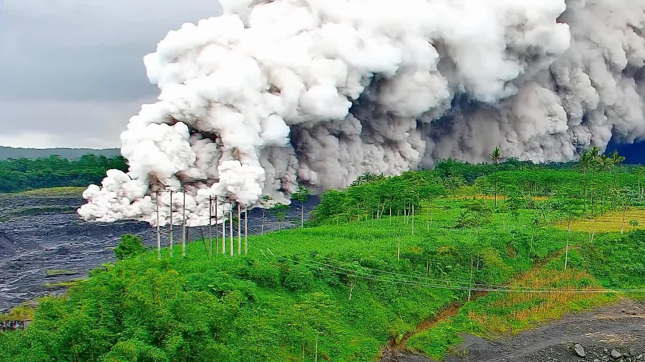 New footage shows massive pyroclastic flow sweeping down the slopes of ...