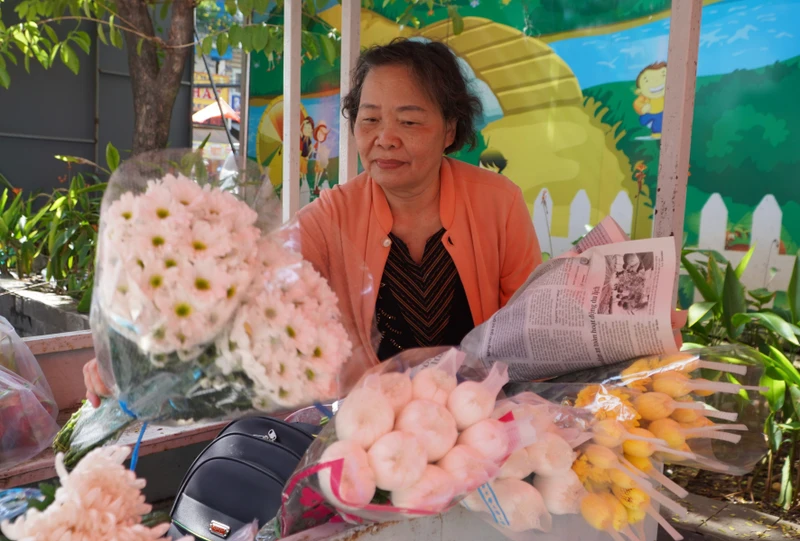 Người dân chuẩn bị hoa trắng tiễn đưa các liệt sĩ được quy tập tại Công viên Lê Thị Riêng