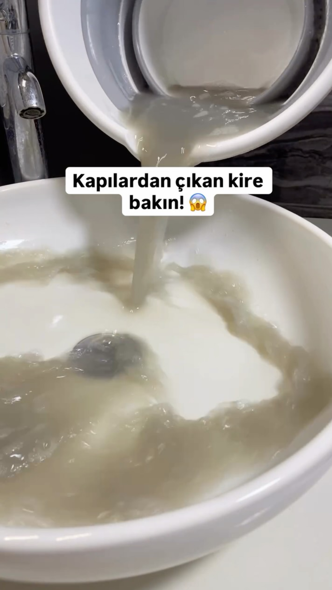 Kapılardaki gizli kirleri tek bir basit yöntemle nasıl temizliyorum?