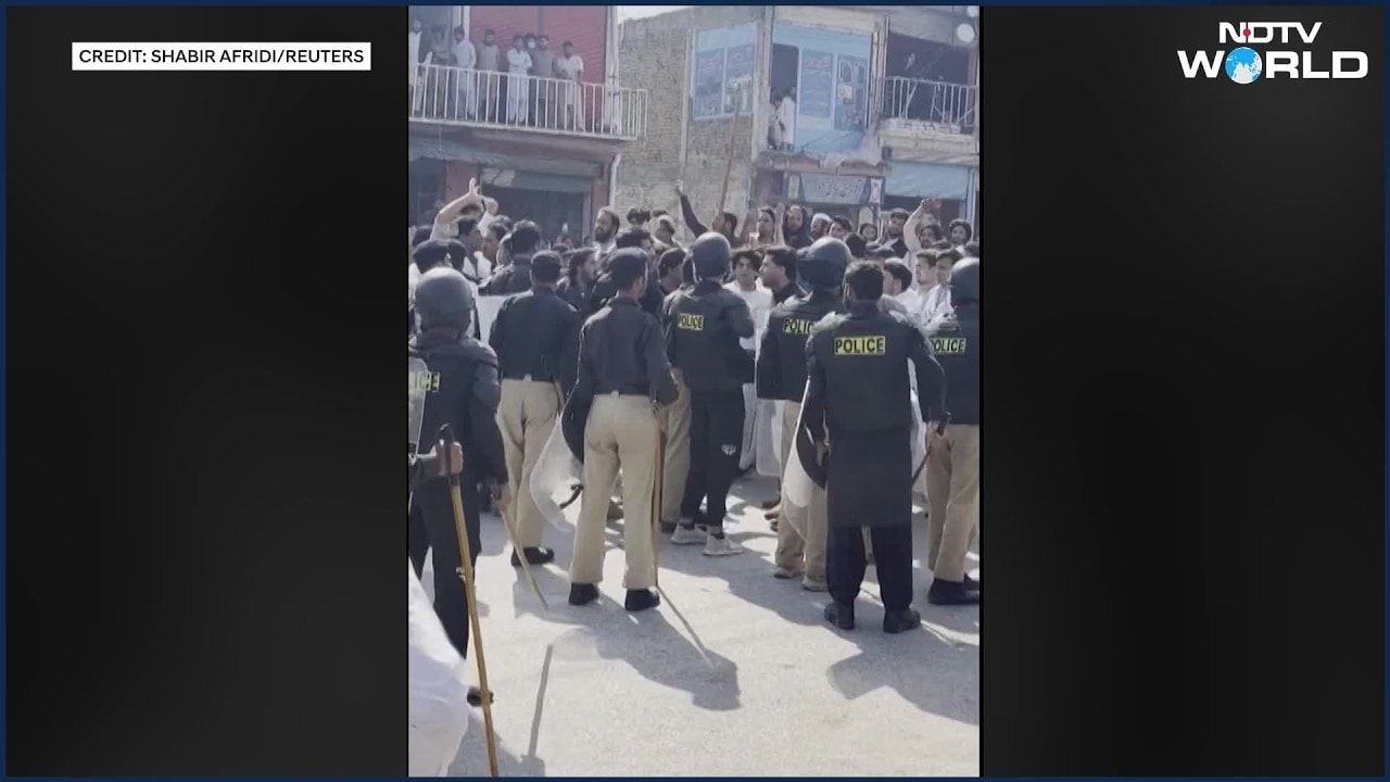 Pakistan political crisis: Police fire warning shots at protesters in ...