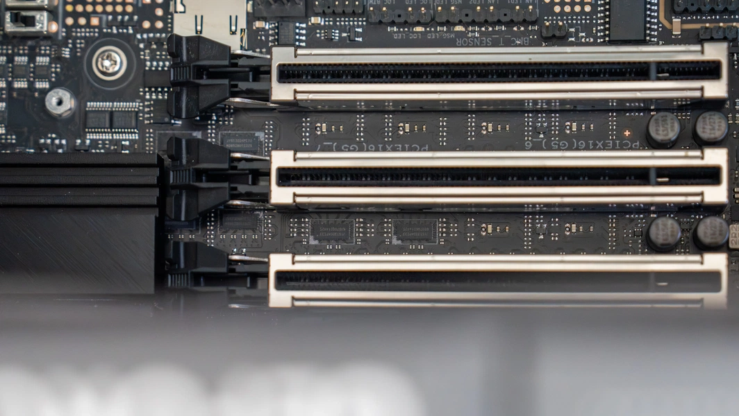 Intel debuts D270 GPU with record 480GB memory for AI inference