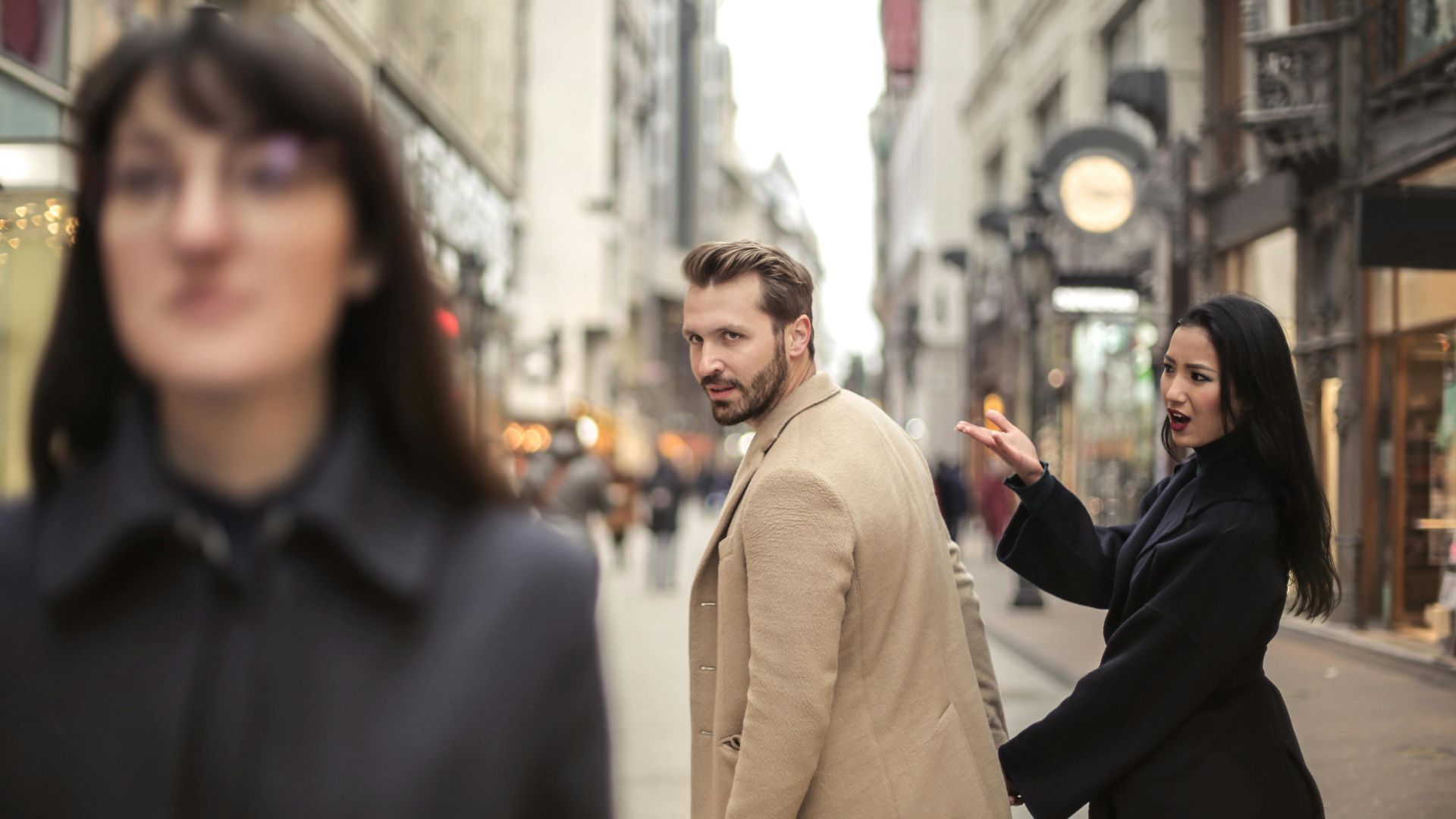 20 things men think are subtle that women absolutely notice