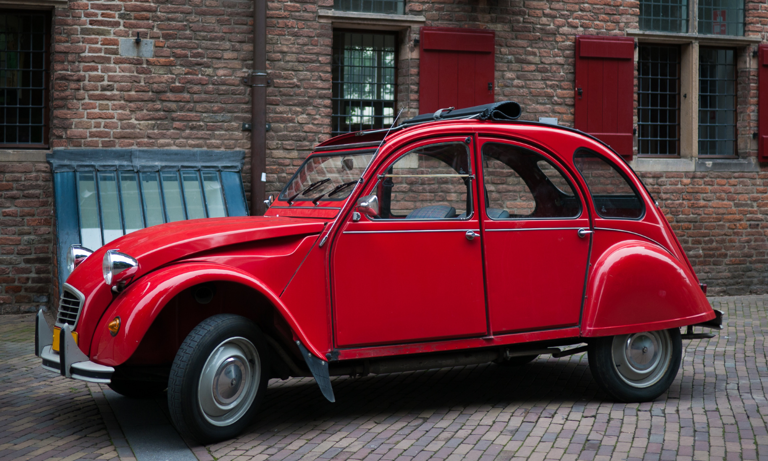 De ‘lelijke eend’ – Citroën 2CV – fladdert straks weer de weg op