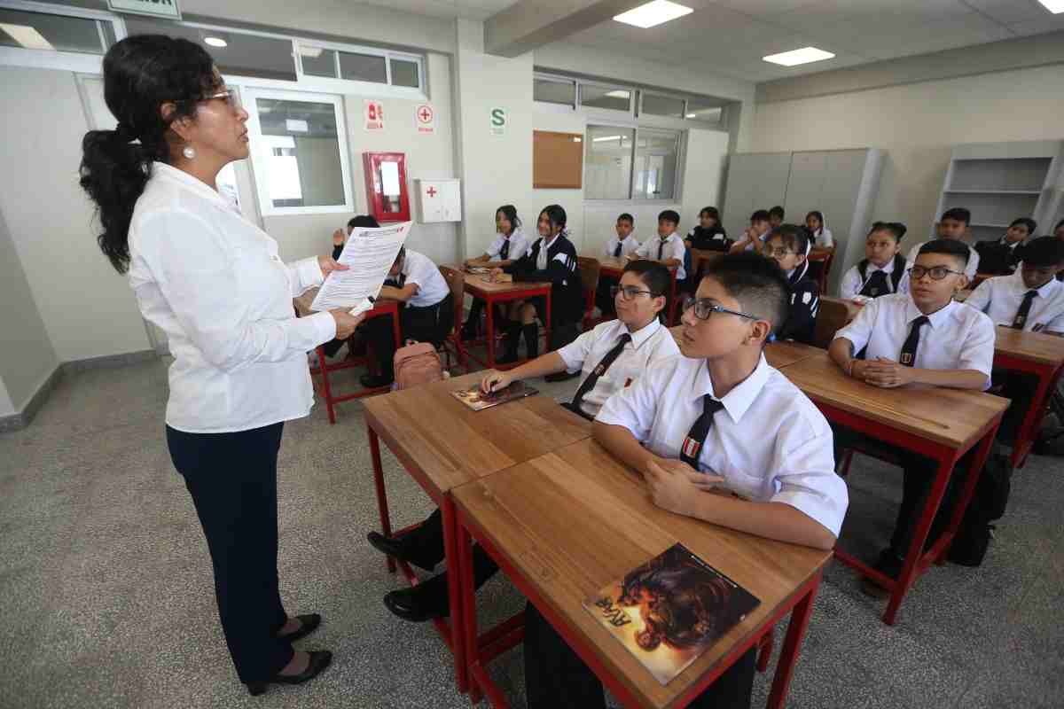 Keiko Fujimori announces new school rules to strengthen authority and ...