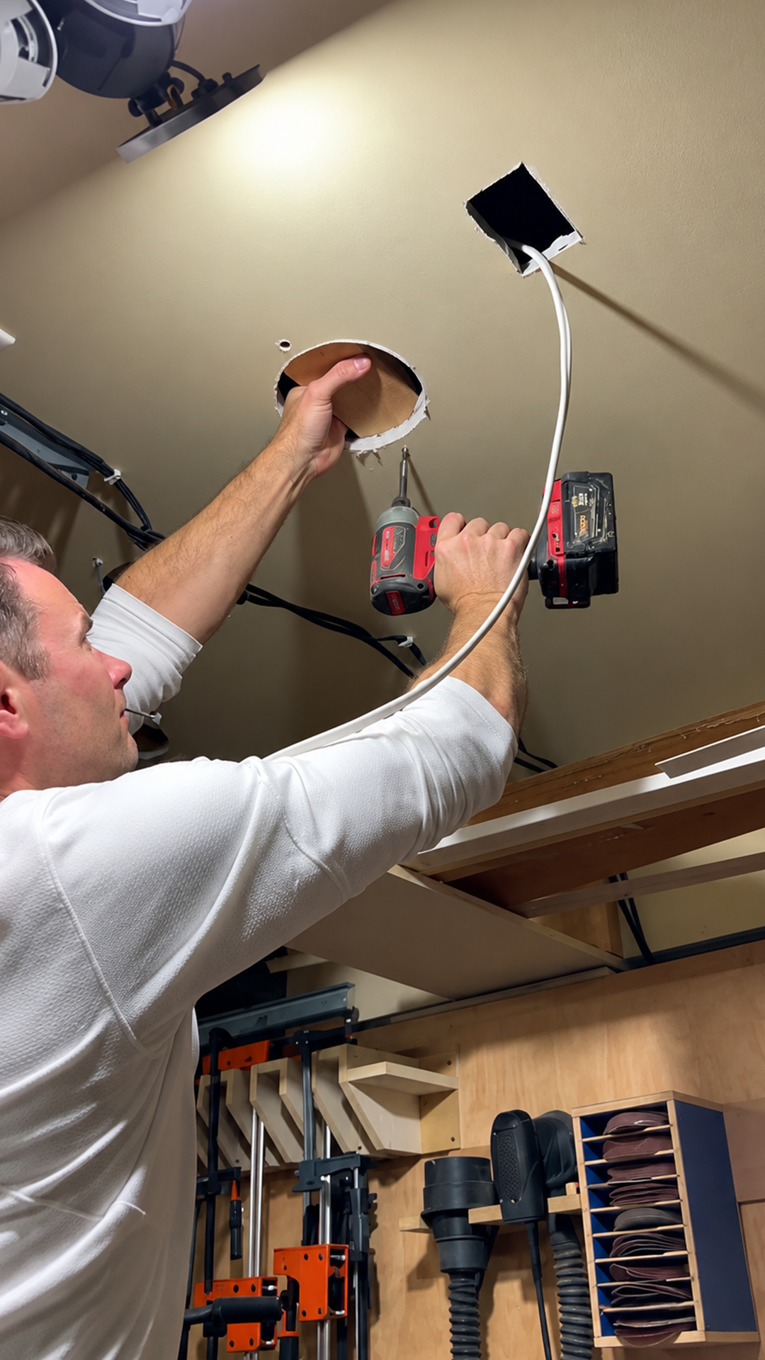 How to install a ceiling electrical outlet