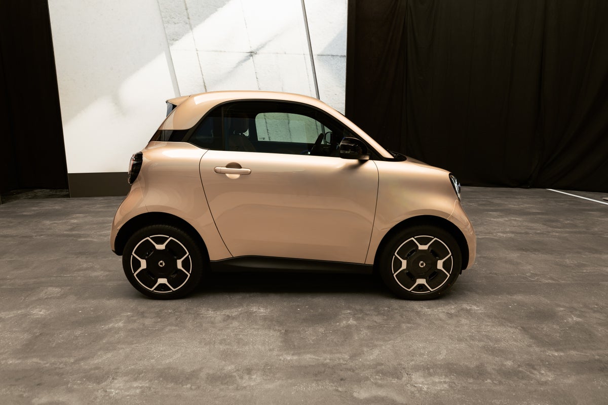 Tiny sideways parking Smart car from the nineties is back