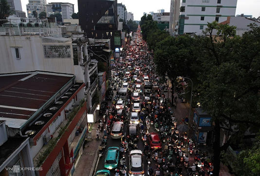Ùn tắc trên đường Võ Thị Sáu thuộc trung tâm TP HCM, chiều 13/10. Ảnh: Đình Văn