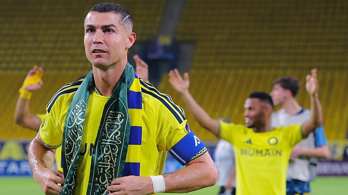 Ronaldo waves Saudi flag scarf after missile alert delays Asian ...