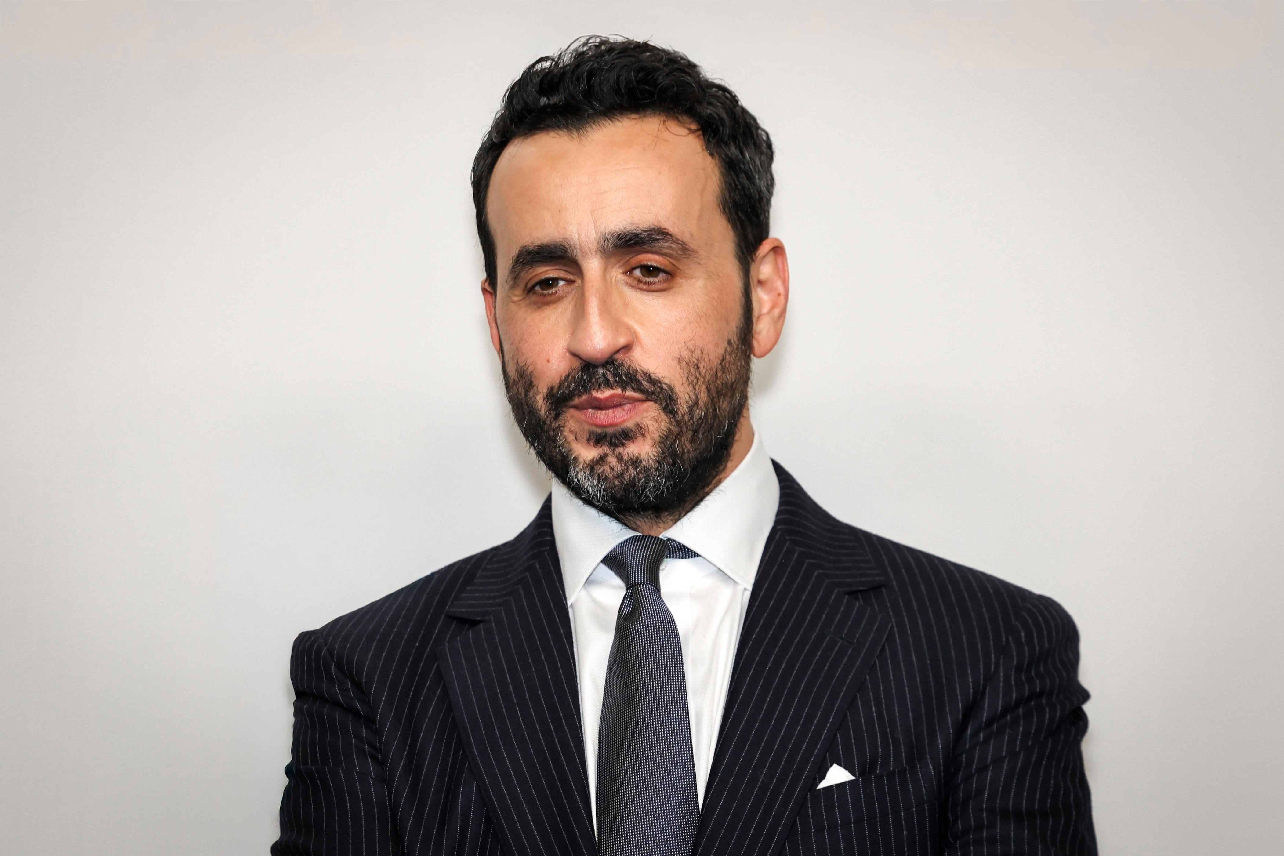 Vous voulez passer au cinéma grimé en Gaulois ? Jonathan Cohen cherche ...