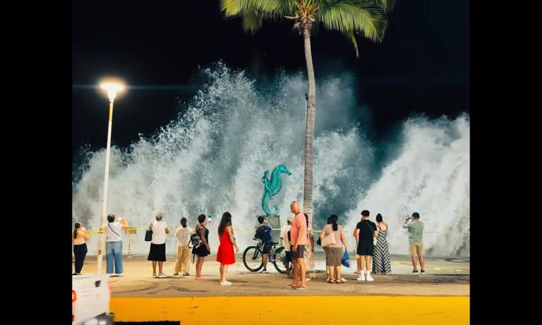 Hurricane Simon generates Vegas-like 'wave show' in Puerto Vallarta