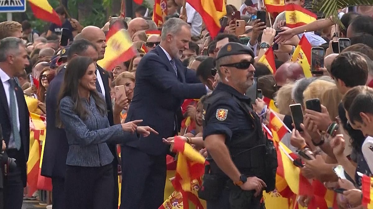 Felipe VI et Letizia accueillis en héros à Ceuta pour leur première ...