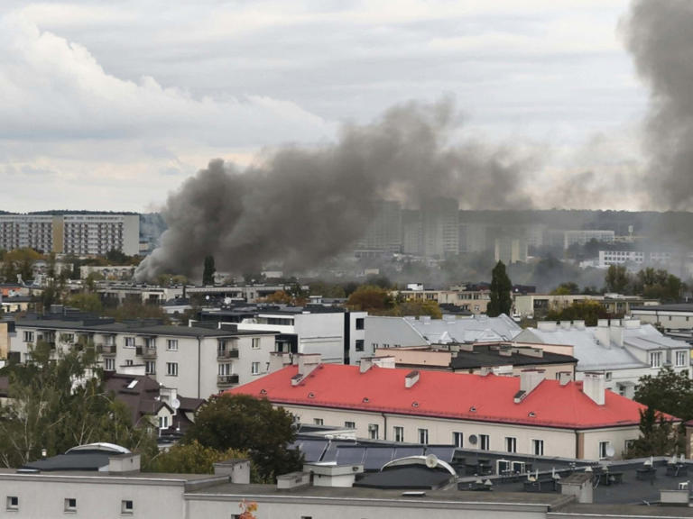 Duży pożar w centrum. Strażacy walczą z z płonącym budynkiem przy ...