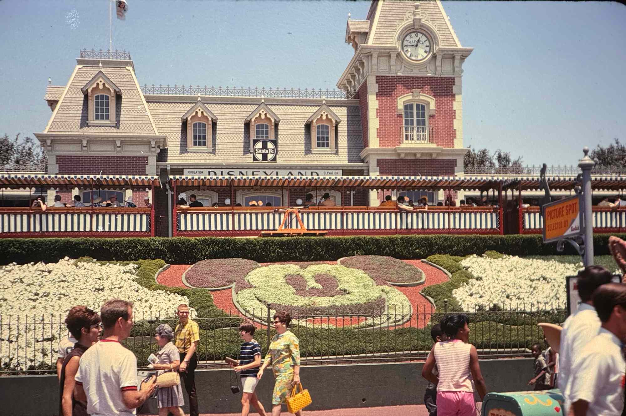 This woman spotted a possible ‘time traveler’ in her grandfather’s 1968 ...