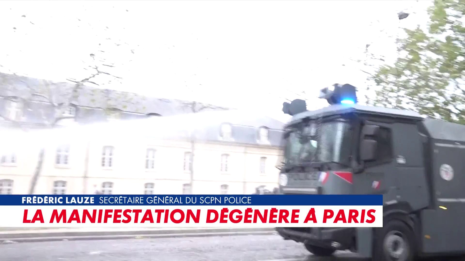 Les forces de l'ordre ont utilisé les canons à eau à Paris