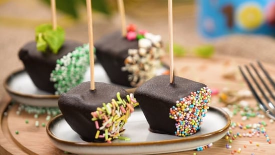 Prepare choco bar ice cream at home with Chef Ranveer Brar’s easy ...